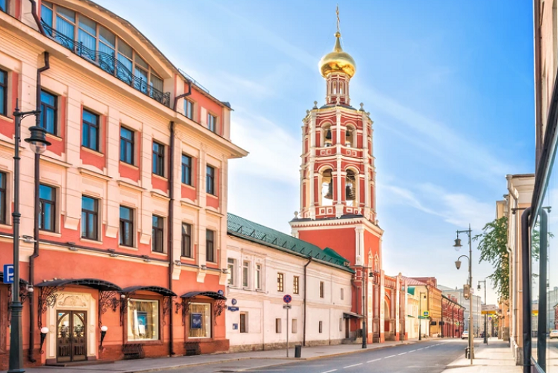 Что привлекает туристов на улице Петровка в Москве